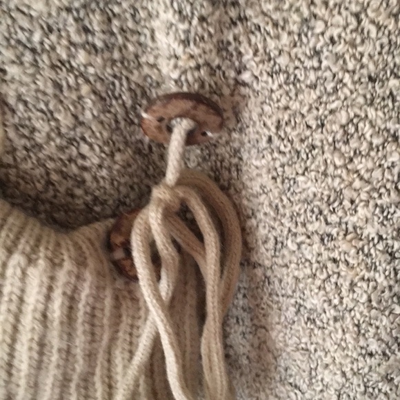 Poncho - Picture 6 of 8